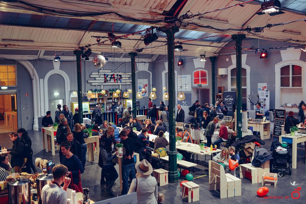 Olive oil tasting in the market, Vienna - Masino Oliveoel